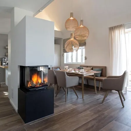 Reetdorf Geltinger Birk Kuenstlerkate Wetterleuchten