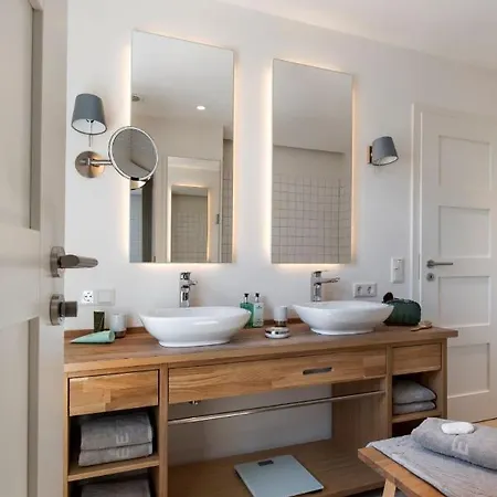 Reetdorf Geltinger Birk Kuenstlerkate Wetterleuchten Holiday home *
